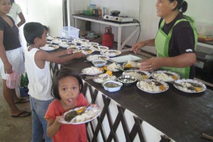 fe pugosa delar ut skollunch till fattiga barn och planterar ny kyrka